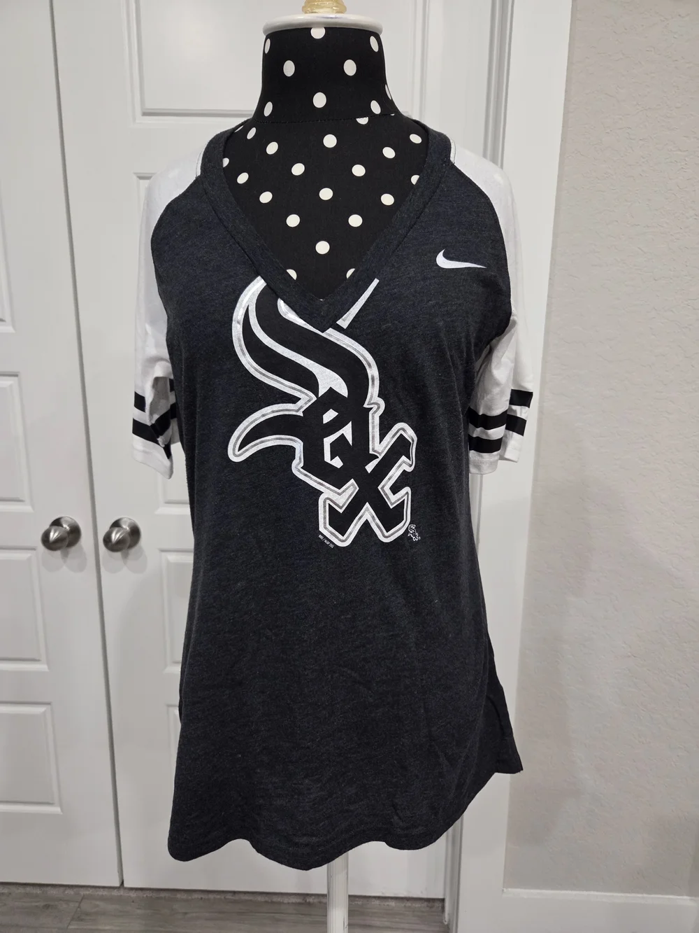 Nike Women's Chicago White Sox V-Neck Raglan Tee - Black/White Size Large